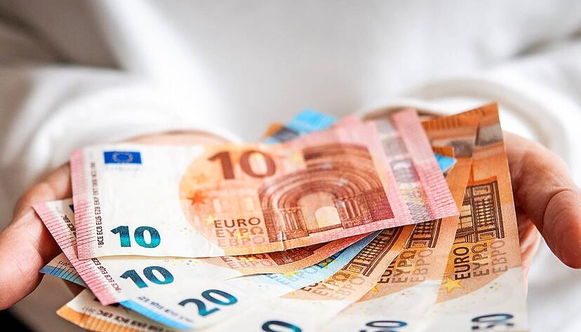 Die Finanzen der Kreise und Kommunen sind in erheblicher Schieflage. Sie halten seit Monaten die Hand auf, um mehr Geld von Bund und Land zu bekommen, damit sie die ihnen übertragen Aufgaben bezahlen können – bislang mit wenig Erfolg. Die Finanzen der Kreise und Kommunen sind in erheblicher Schieflage. Sie halten seit Monaten die Hand auf, um mehr Geld von Bund und Land zu bekommen, damit sie die ihnen übertragen Aufgaben bezahlen können – bislang mit wenig Erfolg.