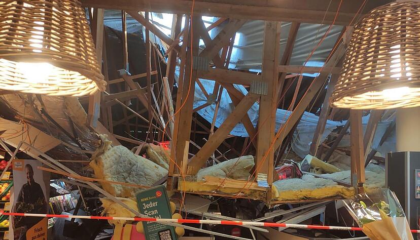 Die Dachkonstruktion ist auch auf den Kassenbereich gest&uuml;rzt.