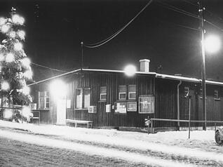Eine Schneedecke und der beleuchtete Weihnachtsbaum sorgten im Jahr 1960 für weihnachtliche Stimmung vor dem Flüchtlingslager Weinsberg. Eine Schneedecke und der beleuchtete Weihnachtsbaum sorgten im Jahr 1960 für weihnachtliche Stimmung vor dem Flüchtlingslager Weinsberg.