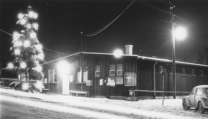 Eine Schneedecke und der beleuchtete Weihnachtsbaum sorgten im Jahr 1960 für weihnachtliche Stimmung vor dem Flüchtlingslager Weinsberg. Eine Schneedecke und der beleuchtete Weihnachtsbaum sorgten im Jahr 1960 für weihnachtliche Stimmung vor dem Flüchtlingslager Weinsberg.