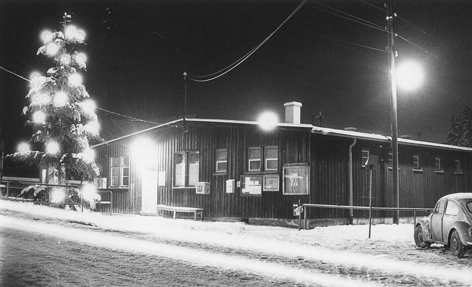 Eine Schneedecke und der beleuchtete Weihnachtsbaum sorgten im Jahr 1960 für weihnachtliche Stimmung vor dem Flüchtlingslager Weinsberg.