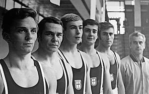 Ein erfolgreiches Team (v.l.): Klaus Steinmetz, Gerhard Kern, J&uuml;rgen Hellwig, Eberhard Gienger, Alfred Gr&uuml;nefeldt mit Trainer Vladimir Prorok 1968/1969.
Fotos: privat