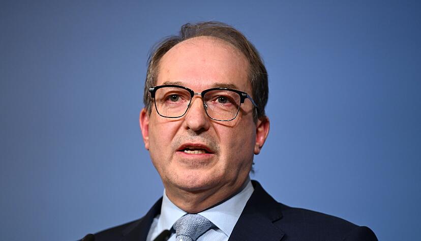 Bundesinnenminister Alexander Dobrindt (CSU) sagt, er wolle das Bundesamt f&uuml;r Verfassungsschutz zu einem echten Geheimdienst machen. (Archivbild)