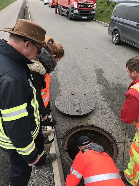 Nach dem Giftunfall in der Schozach werden die Kanäle gespült. Foto: Alexander Klug