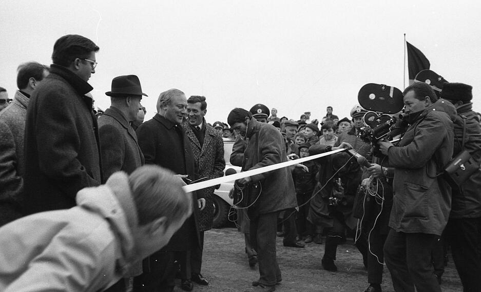 10. Dezember 1968: Bundesverkehrsminister Georg Leber schafft es bei der Eröffnung des Teilabschnittes in Richtung Sinsheim kaum, das weiße Band durchzuschneiden - so viele Fotografen und Kameraleute sind um ihn herum.