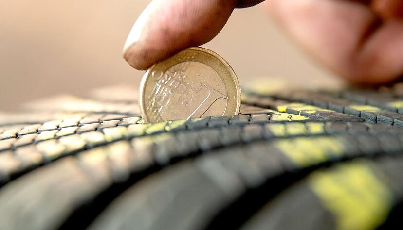 Mit einer 1-Euro-M&uuml;nze l&auml;sst sich das Reifenprofil ganz einfach kontrollieren. Der goldene Rand sollte unten nicht aus dem Profil herausragen.