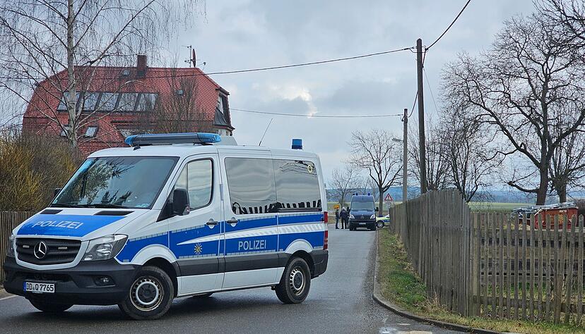 Im Vogtland sind drei Leichen gefunden worden, die Umstände sind noch unklar. Im Vogtland sind drei Leichen gefunden worden, die Umstände sind noch unklar.