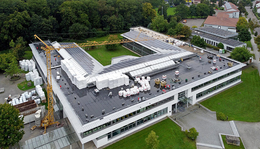 Wenige Tage vor dem Schulstart gilt es noch, auf dem Dach des Friedrich-von-Alberti-Gymnasiums die weißen Polystyrol-Dämmungsplatten zu verlegen.