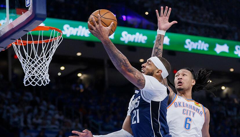 Mavericks-Center Daniel Gafford (l) zieht gegen Oklahoma-Forward Jaylin Williams zum Korb.