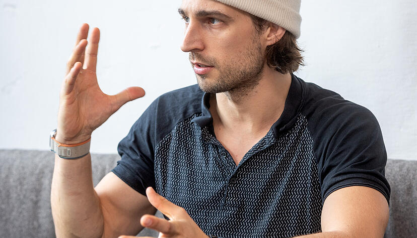 Der Unterschied zwischen „Ossis und Wessis“? „Das sind Geschichten, die nicht aufhören.“ Seit dieser Spielzeit gehört Richard Feist zum Ensemble des Heilbronner Theaters und hat als Freund der Natur in Weinsberg eine Bleibe gefunden. Der Unterschied zwischen „Ossis und Wessis“? „Das sind Geschichten, die nicht aufhören.“ Seit dieser Spielzeit gehört Richard Feist zum Ensemble des Heilbronner Theaters und hat als Freund der Natur in Weinsberg eine Bleibe gefunden.