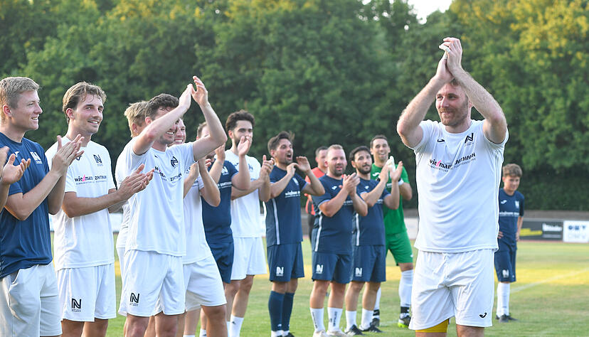 Raus mit Applaus. Die Weggefährten der Sport-Union Neckarsulm stehen am Mittwochabend für Marcel Susser Spalier.