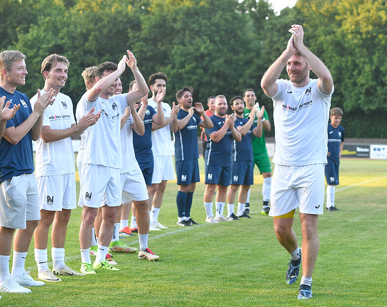 Raus mit Applaus. Die Weggefährten der Sport-Union Neckarsulm stehen am Mittwochabend für Marcel Susser Spalier. Raus mit Applaus. Die Weggefährten der Sport-Union Neckarsulm stehen am Mittwochabend für Marcel Susser Spalier.