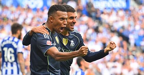 Stürmerstar Kylian Mbappé (l) war der Garant für den vierten Saisonsieg von Real Madrid.