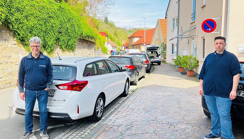 Andreas Nold (links) und Ralf Bucur entdecken in M&ouml;ckm&uuml;hl immer Autos, die im Parkverbot stehen.