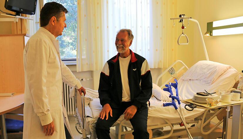 Alles gepackt für den Umzug: Patient Lars Wittenberg (rechts), der von Dr. Burkhard Schropp im Möckmühler Krankenhaus mit einer neuen Hüfte ausgestattet wurde, wartet auf den Transport zum Klinikum am Plattenwald. losgeht.
Foto: Ute Plückthun