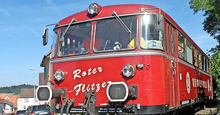 Der Rote Flitzer als Hingucker steht symbolisch für eine Nebenstrecke, die 2009 für den Personennahverkehr stillgelegt wurde, seit 2010 als Ausflugsziel zwischen Neckarbischofsheim und Hüffenhardt genutzt wird und nun vor dem Aus steht. 
Foto: Archiv