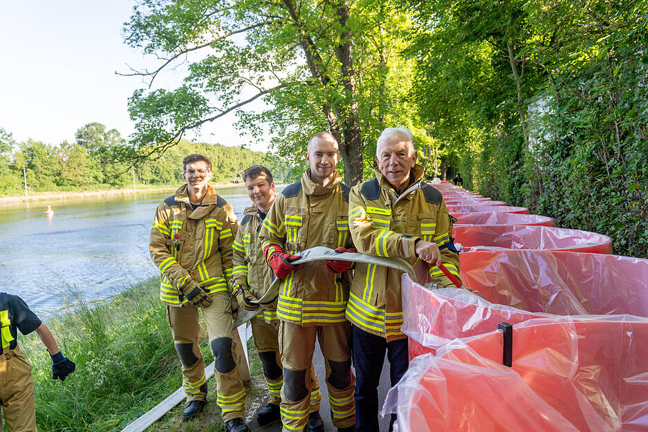 Auch Heilbronns Oberbürgermeister Harry Mergel ist vor Ort, wenn am Neckarufer die Gefahrenlage "extremes" Hochwasser geübt wird. Auch Heilbronns Oberbürgermeister Harry Mergel ist vor Ort, wenn am Neckarufer die Gefahrenlage "extremes" Hochwasser geübt wird.