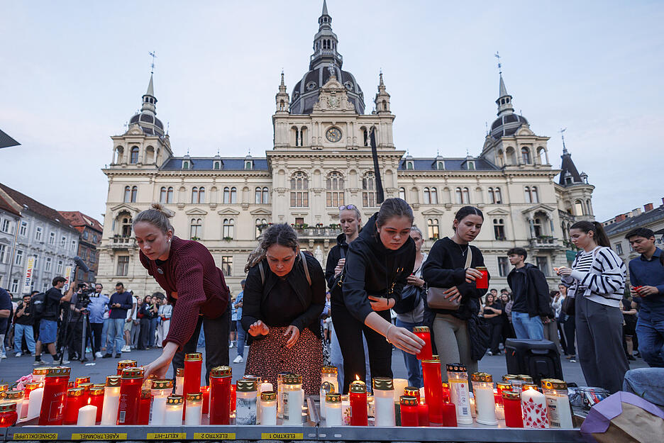 Ein 21-Jähriger aus dem Raum Graz hat nach Angaben der Behörden die tödlichen Schüsse an einem Gymnasium im österreichischen Graz abgegeben. Ein 21-Jähriger aus dem Raum Graz hat nach Angaben der Behörden die tödlichen Schüsse an einem Gymnasium im österreichischen Graz abgegeben.