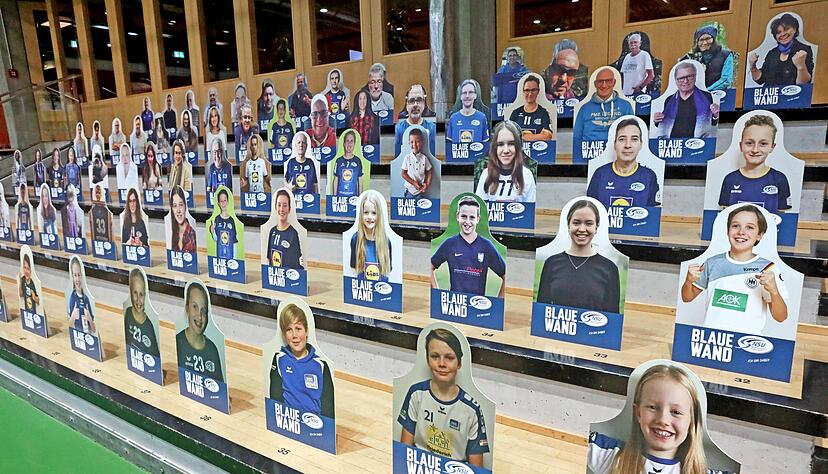 Auf den Pappaufstellern, die für die Handballspiele der Bundesligafrauen in der Ballei aufgestellt wurden, prangte in der abgelaufenen Saison noch das alte Vereinslogo, das vermehrt für Irritationen gesorgt hat.
Foto: Archiv/Seidel Auf den Pappaufstellern, die für die Handballspiele der Bundesligafrauen in der Ballei aufgestellt wurden, prangte in der abgelaufenen Saison noch das alte Vereinslogo, das vermehrt für Irritationen gesorgt hat.
Foto: Archiv/Seidel
