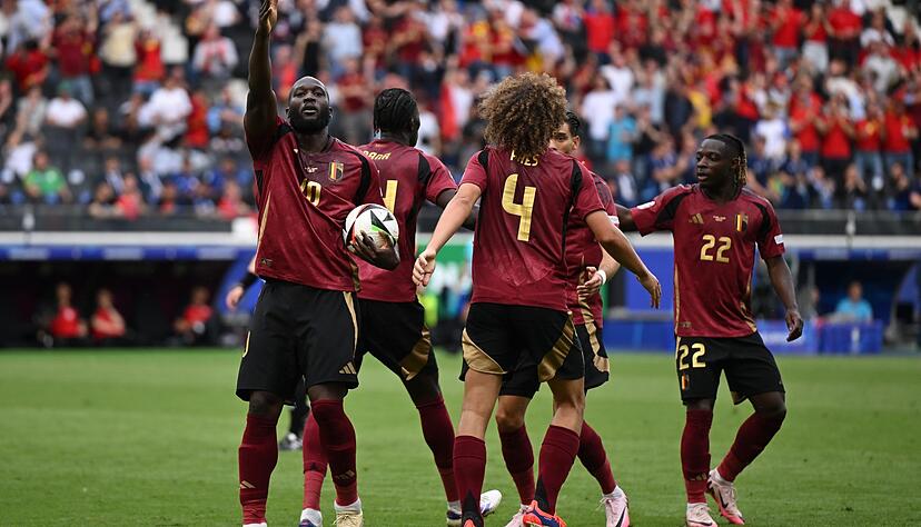 Zwei Treffer von Belgiens Romelu Lukaku (l) wurden vom Videoschiedsrichter zurückgenommen. Zwei Treffer von Belgiens Romelu Lukaku (l) wurden vom Videoschiedsrichter zurückgenommen.