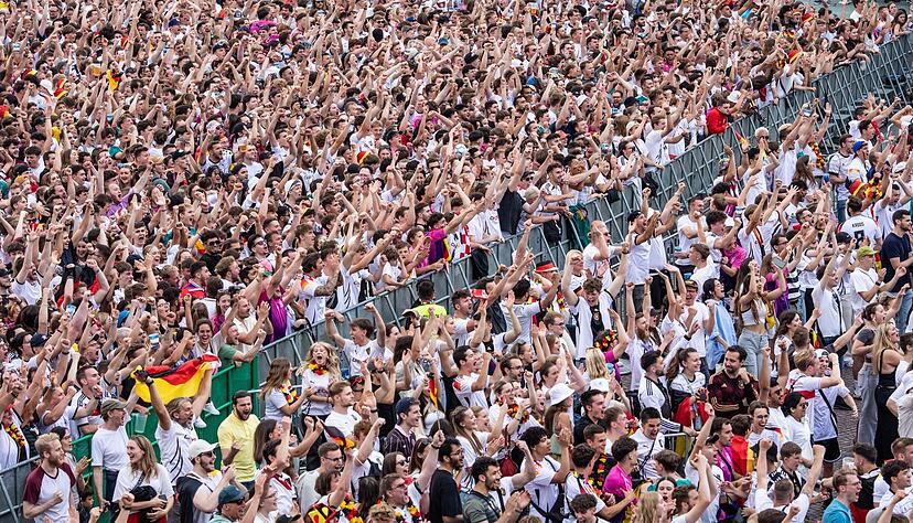 Deutschland-Fans sehen sich beim Public Viewing  das Spiel zwischen Deutschland und Ungarn an.