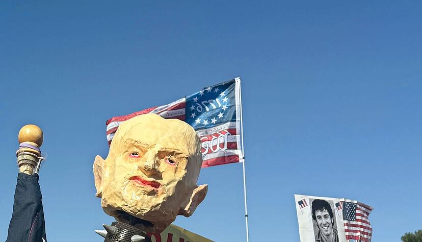 Demonstranten werfen der Trump-Regierung Faschismus vor. Demonstranten werfen der Trump-Regierung Faschismus vor.