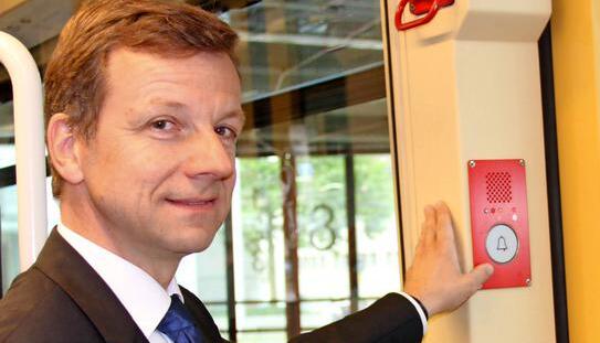 Direkter Draht zum Fahrer: Ascan Egerer mit dem Fahrgastnotruf in den neuen Stadtbahnwagen. Foto: AVG