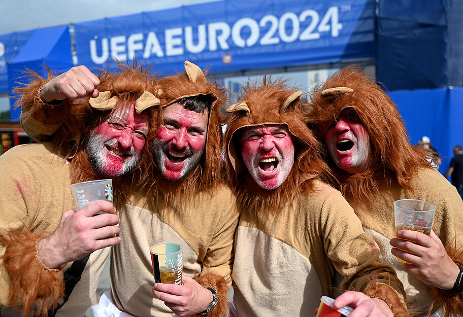 Aus Three Lions mach Four Lions. England-Fans bei der EM 2024.