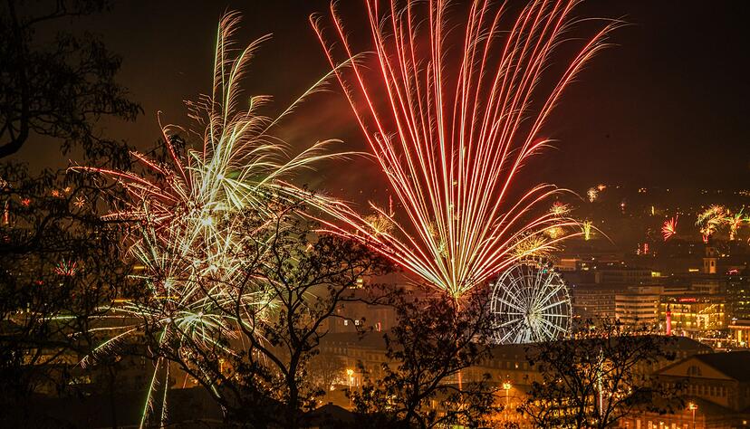 Feuerwerk erleuchtet den Himmel in der Silvesternacht. (Archivbild)