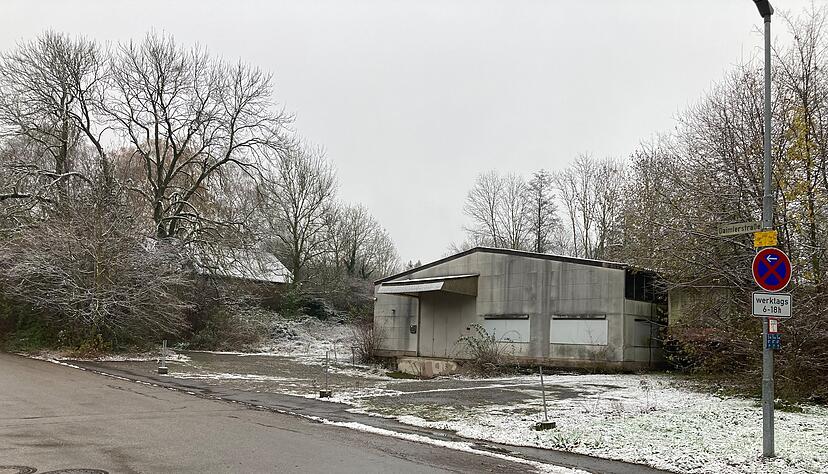 In Kirchardt hat die Polizei Waffen und Chemikalien in einem Wohnhaus (links) sichergestellt.