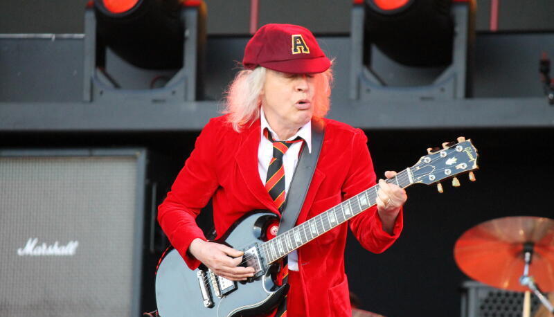 Band und Anhänger beim AC/DC Konzert in Stuttgart auf dem Cannstatter Wasen schnell auf Betriebstemperatur.