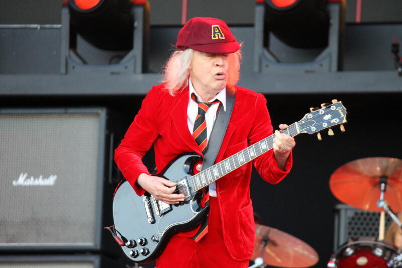 Band und Anhänger beim AC/DC Konzert in Stuttgart auf dem Cannstatter Wasen schnell auf Betriebstemperatur.