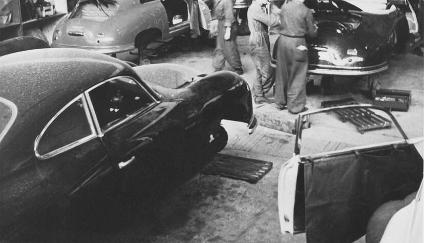 Dieses Foto von 1951 zeigt die Arbeiten am Porsche 356. Dieses Foto von 1951 zeigt die Arbeiten am Porsche 356.