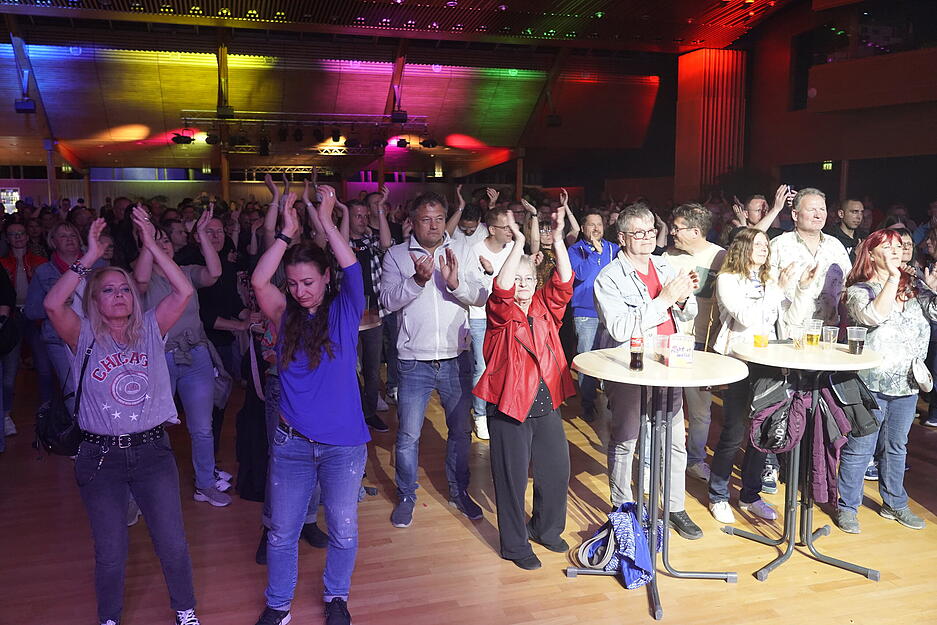 Impressionen der Er&ouml;ffnung mit Musik, Licht und feiernder Menge.