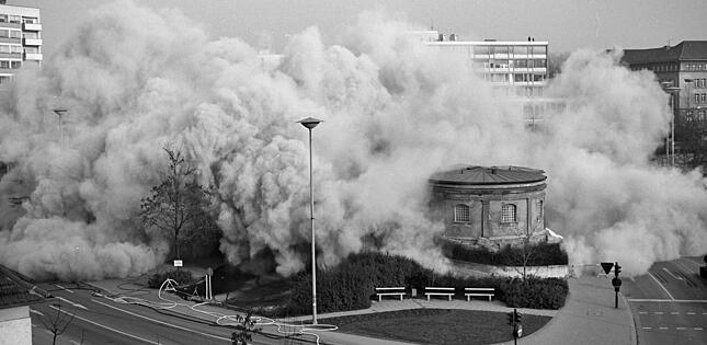 Original-Kategorie: Stadtbad; Original-Datierung: 02.1972; Originalformat: Kleinbild; Filmtyp: Ilford Panchromatic Extra Fine Grain PAN F; Zusammenhang: N 201117204 - N 201117208 auf einem Negativstreifen