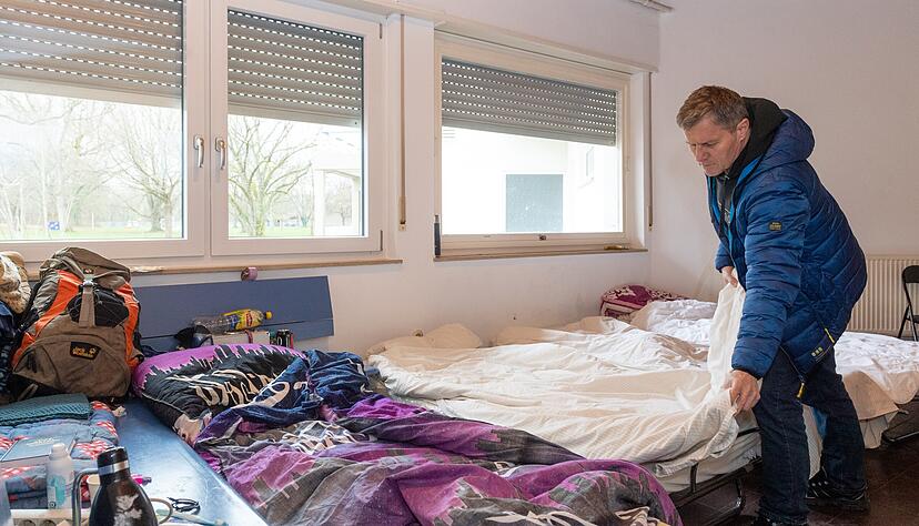 Insgesamt 16 Menschen gewährt der Erfrierungsschutz Obdach in den eiskalten Nächten. Hans-Martin Klenk von der Aufbaugilde prüft, ob alles ok ist. Insgesamt 16 Menschen gewährt der Erfrierungsschutz Obdach in den eiskalten Nächten. Hans-Martin Klenk von der Aufbaugilde prüft, ob alles ok ist.