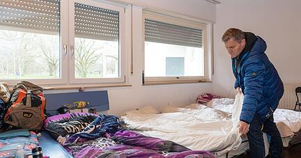 Insgesamt 16 Menschen gewährt der Erfrierungsschutz Obdach in den eiskalten Nächten. Hans-Martin Klenk von der Aufbaugilde prüft, ob alles ok ist.
Foto: Mario Berger Insgesamt 16 Menschen gewährt der Erfrierungsschutz Obdach in den eiskalten Nächten. Hans-Martin Klenk von der Aufbaugilde prüft, ob alles ok ist.
Foto: Mario Berger