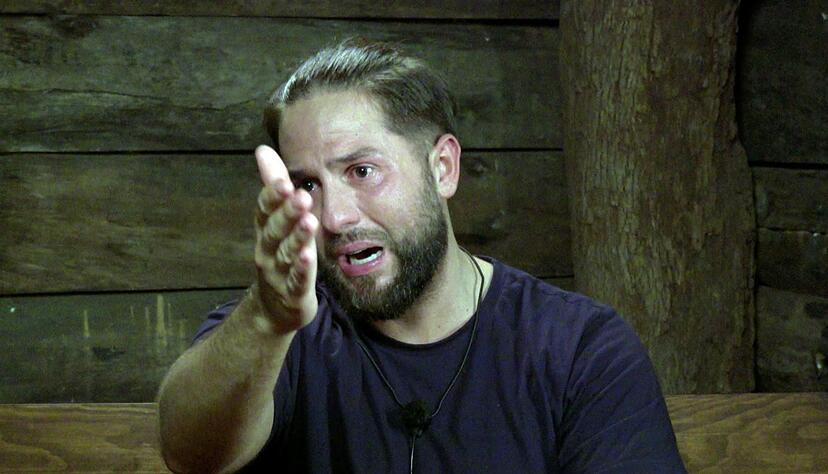 Realitystar Maurice Dziwak wurde von Zehnkämpfer Jürgen Hingsen zum Weinen gebracht. Realitystar Maurice Dziwak wurde von Zehnkämpfer Jürgen Hingsen zum Weinen gebracht.