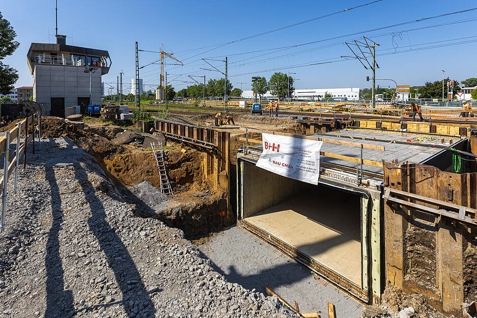 Mit einem Riesen-Kran wurde das 320-Tonnen-Bauteil langsam in die Baugrube gehoben. Mit einem Riesen-Kran wurde das 320-Tonnen-Bauteil langsam in die Baugrube gehoben.