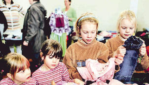 Vanessa und Lara, Lena und Hanna (von links) studieren das Angebot beim Zwillingskleidermarkt in Heilbronn-Frankenbach. (Foto: Ralf Seidel)