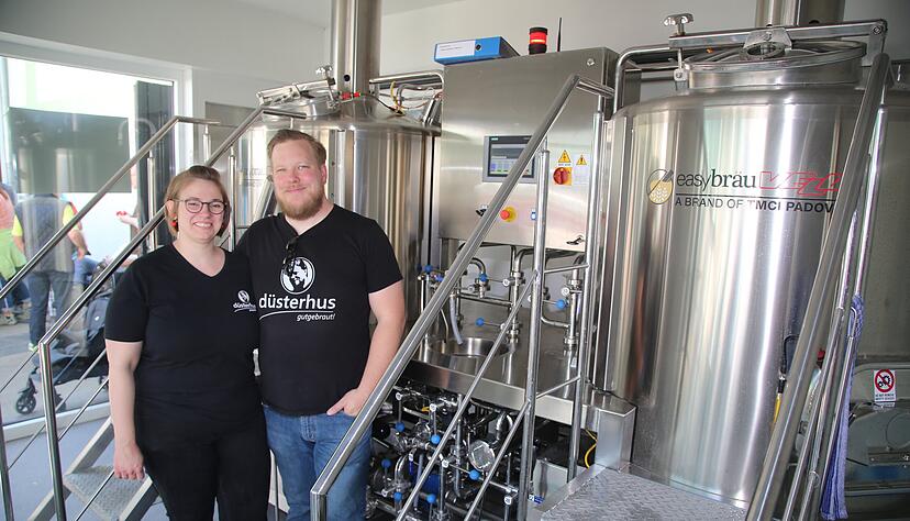 Friederike und Sebastian D&uuml;sterhus im Sudhaus ihrer kleinen Privatbrauerei. Sie k&uuml;mmert sich um den Restaurantbetrieb, er um das Bier. Foto: Franz Theuer
