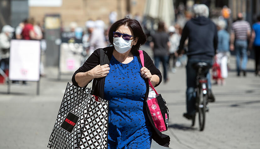 Mit Mundschutz zum Einkauf - das macht nicht jedem Spaß. Foto: Andreas Veigel