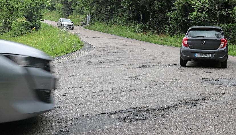 Die Landesstraße 1051, die bei Neufels durchs Kupfertal führt, ist seit vielen Jahren ein eigentlich unaufschiebbarer Sanierungsfall. Erst jetzt wird das 1,4 Kilometer lange Teilstück erneuert. Die Landesstraße 1051, die bei Neufels durchs Kupfertal führt, ist seit vielen Jahren ein eigentlich unaufschiebbarer Sanierungsfall. Erst jetzt wird das 1,4 Kilometer lange Teilstück erneuert.
