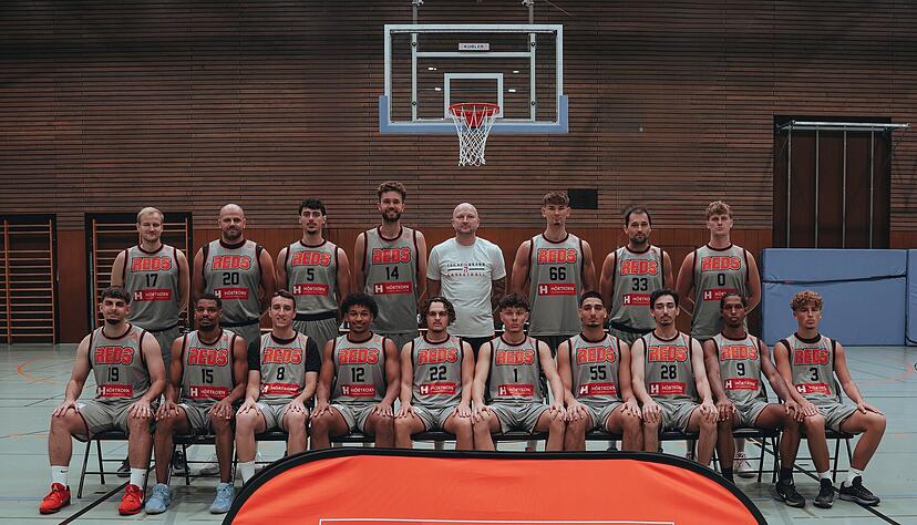 Mit einem großen Kader geht Trainer Goran Mijic (obere Reihe, Fünfter von links) in die Saison. Selbst wird der 38-Jährige daher nicht mehr auflaufen. Mit einem großen Kader geht Trainer Goran Mijic (obere Reihe, Fünfter von links) in die Saison. Selbst wird der 38-Jährige daher nicht mehr auflaufen.