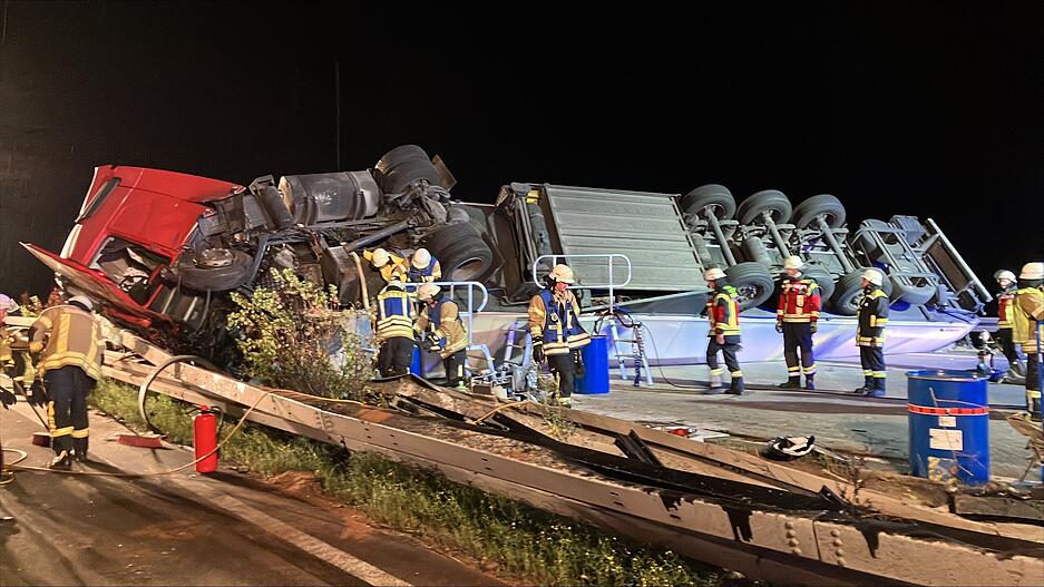 Die Bergungsarbeiten auf der A6 dauern nach Einsch&auml;tzung der Polizei l&auml;nger an.