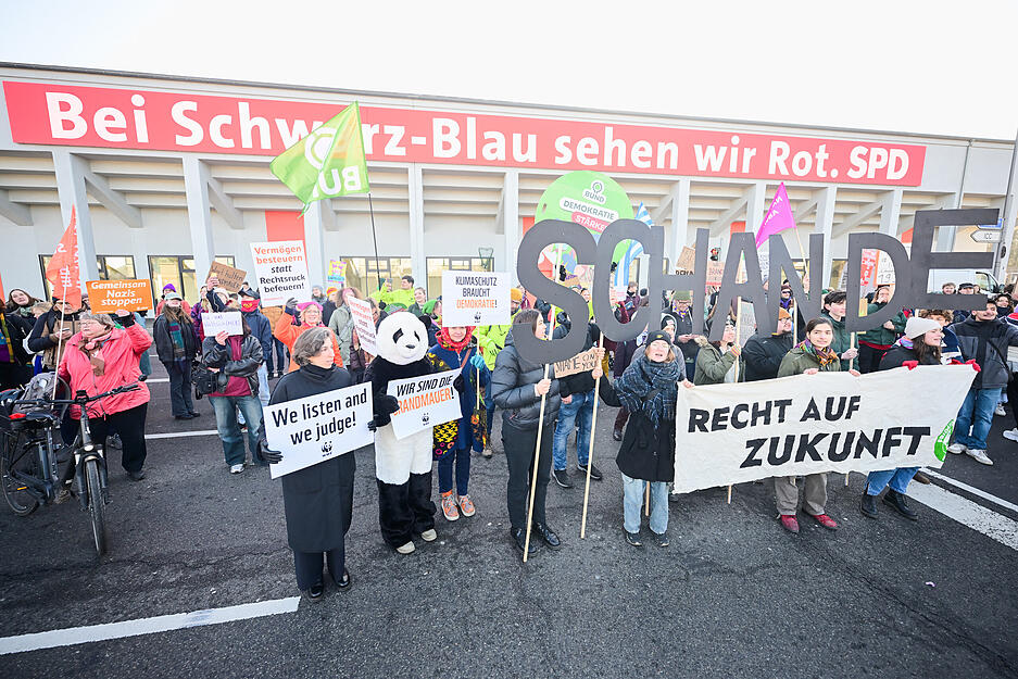 Demonstranten mit Plakaten und Schildern vor dem Veranstaltungsgelände des CDU-Parteitags. Demonstranten mit Plakaten und Schildern vor dem Veranstaltungsgelände des CDU-Parteitags.
