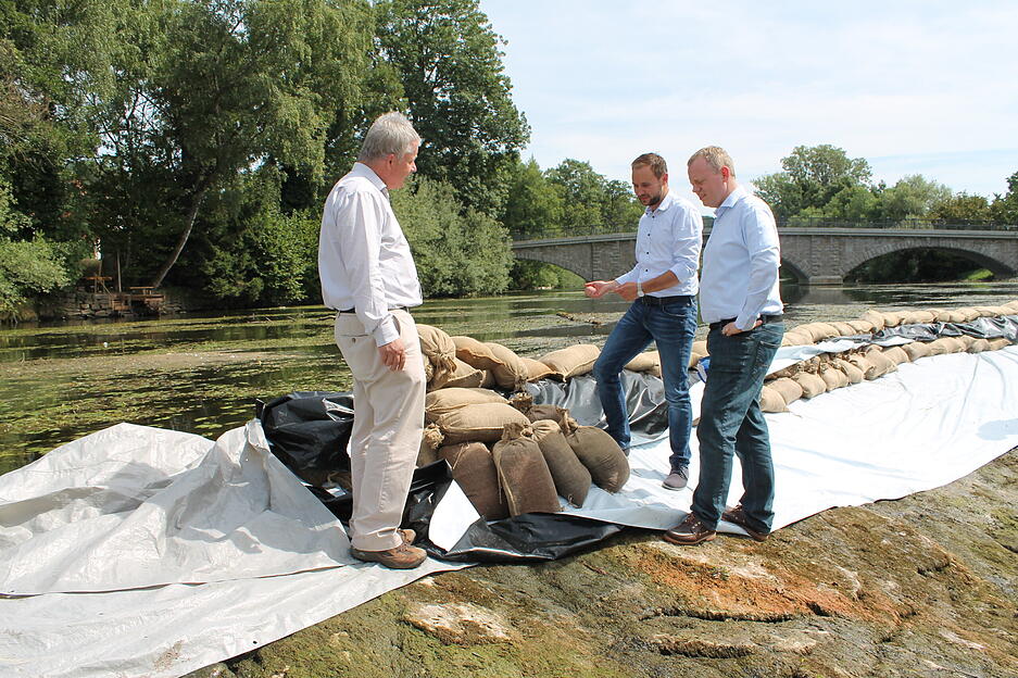 27. August 2015. Unermüdlich im Einsatz: Landrat Matthias Neth (rechts) mit dem Dörzbacher Bürgermeister Andy Kümmerle am Wehr in Dörzbach.
