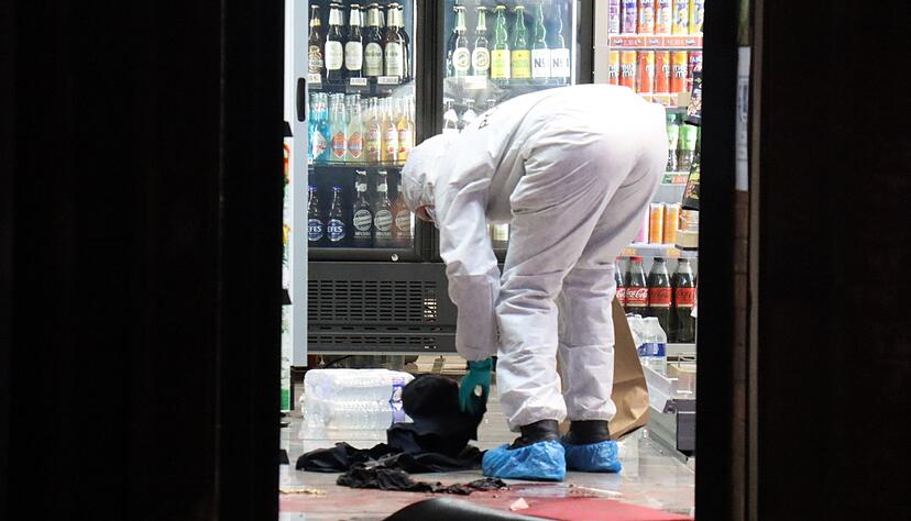 Noch in der Nacht sicherte die Polizei Spuren in dem Kiosk.