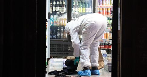 Noch in der Nacht sicherte die Polizei Spuren in dem Kiosk.