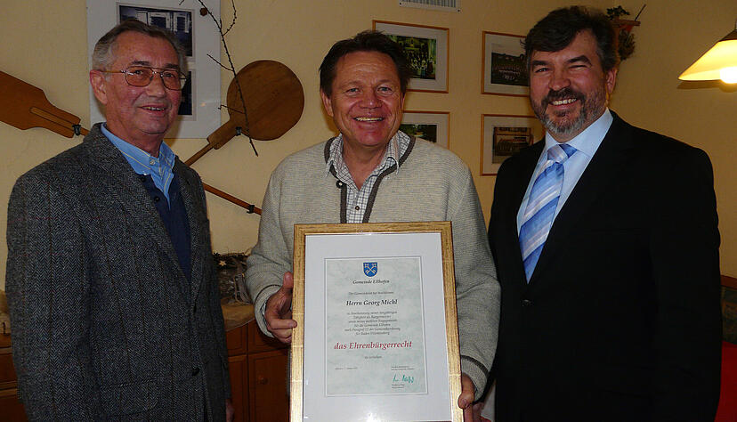 Georg Michl (Mitte) 2010 bei der Verleihung der Ehrenb&uuml;rgerw&uuml;rde mit seinem Nachfolger Wolfgang Rapp (rechts) und Klaus Trender, einem weiteren Ehrenb&uuml;rger Ellhofens.
